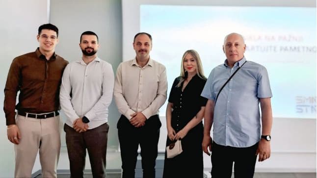 Grupna fotografija tima
